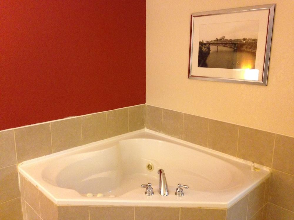 Travelodge by Wyndham Brooklyn Center photo 17