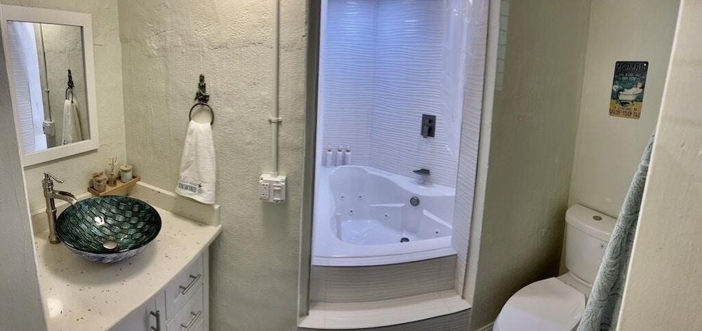 Neptune's Grotto Waterfront Retreat photo 10