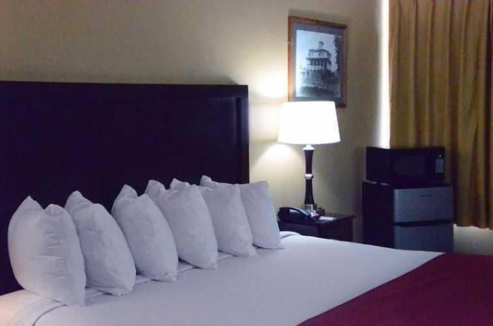 Carmel Inn & Suites photo 13