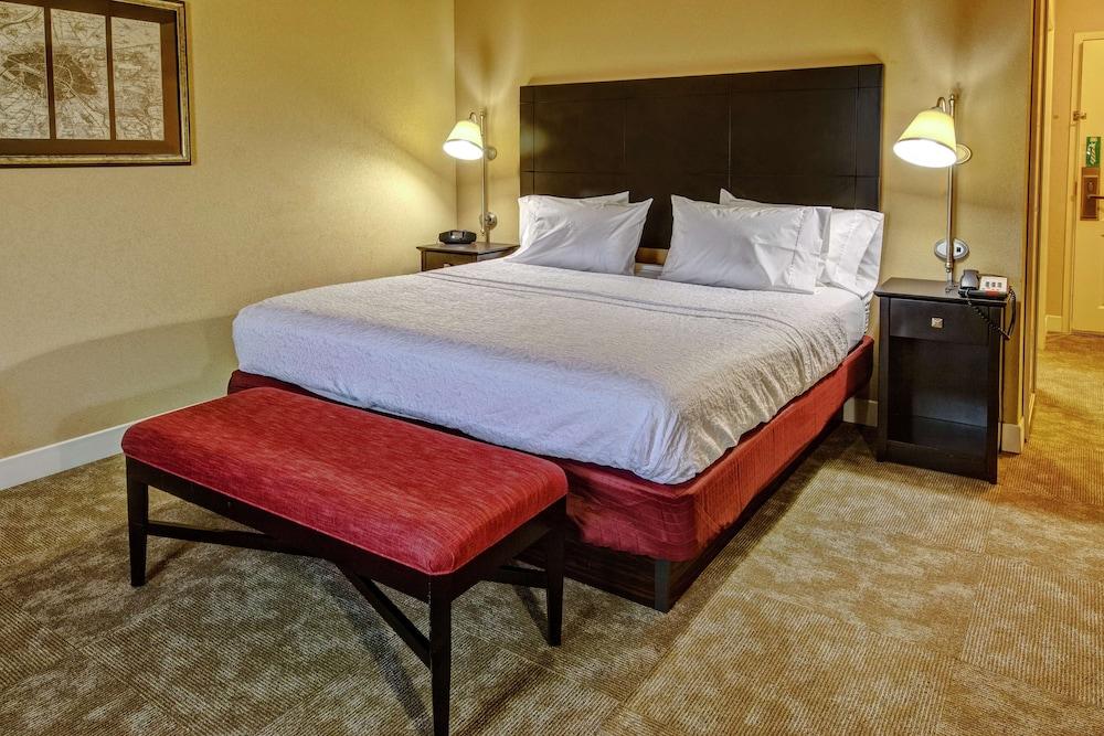 Hampton Inn Jacksonville-Anniston Area photo 8