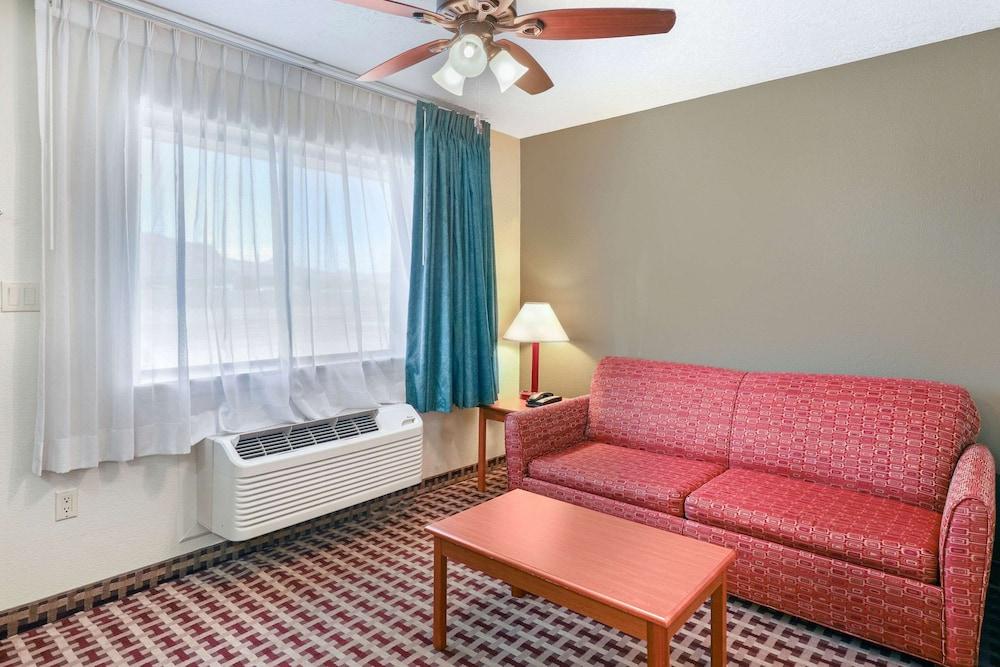 Econo Lodge Inn & Suites Socorro photo 33