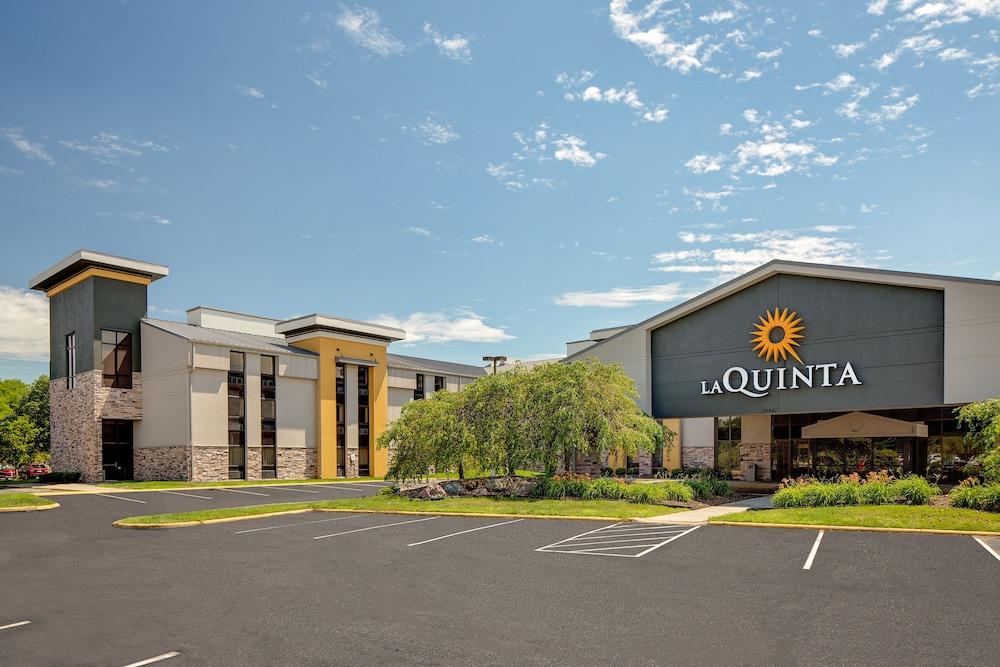 La Quinta Inn & Suites by Wyndham Detroit Metro Airport — hotel in Romulus
