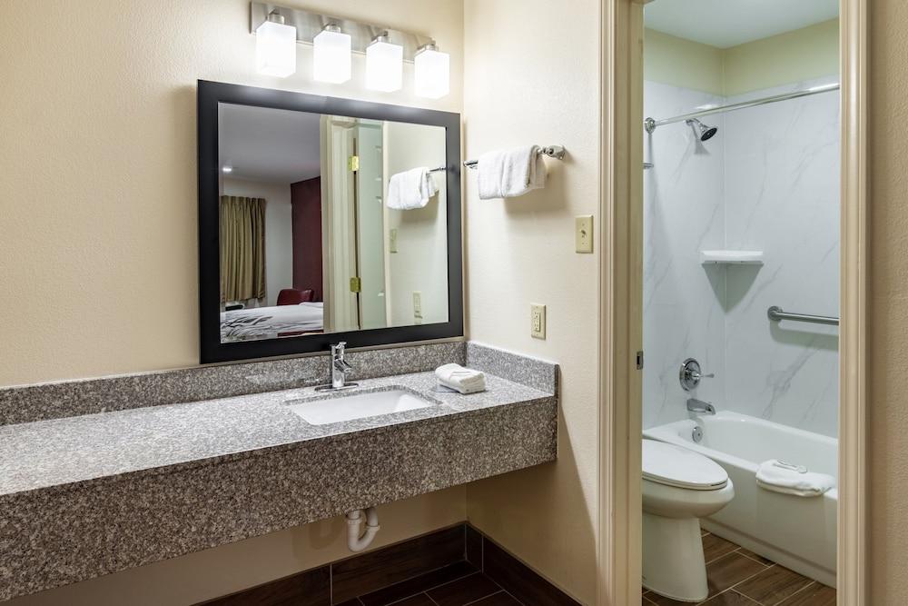 Red Roof Inn Buffalo, TX photo 8