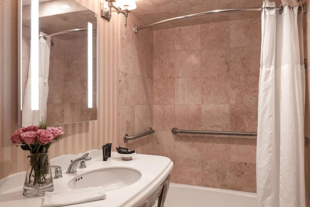 Chateau Inn and Suites photo 46
