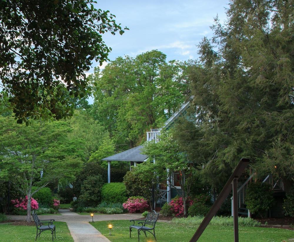 1906 Pine Crest Inn photo 2