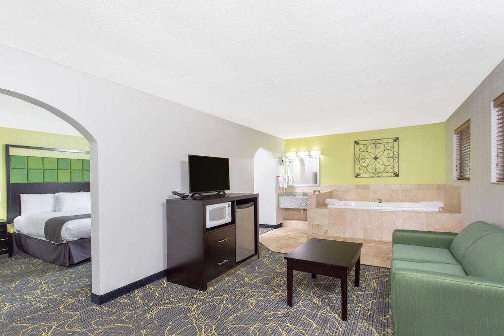 AmericInn by Wyndham Delafield-Waukesha-Milwaukee photo 17