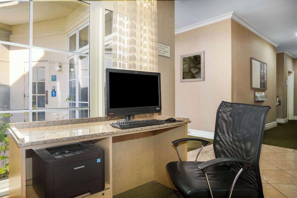 La Quinta Inn & Suites by Wyndham Austin Southwest photo 34