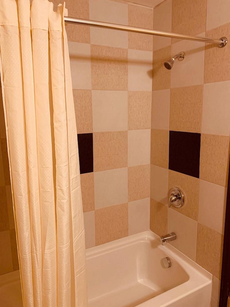 Motor City Inn & Suites photo 15