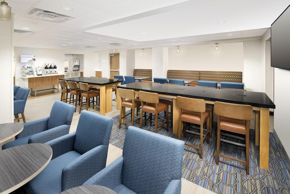 Holiday Inn Express & Suites College Park-University Area by IHG photo 16