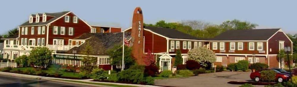 Lamie's Inn and The Old Salt Restaurant photo 44