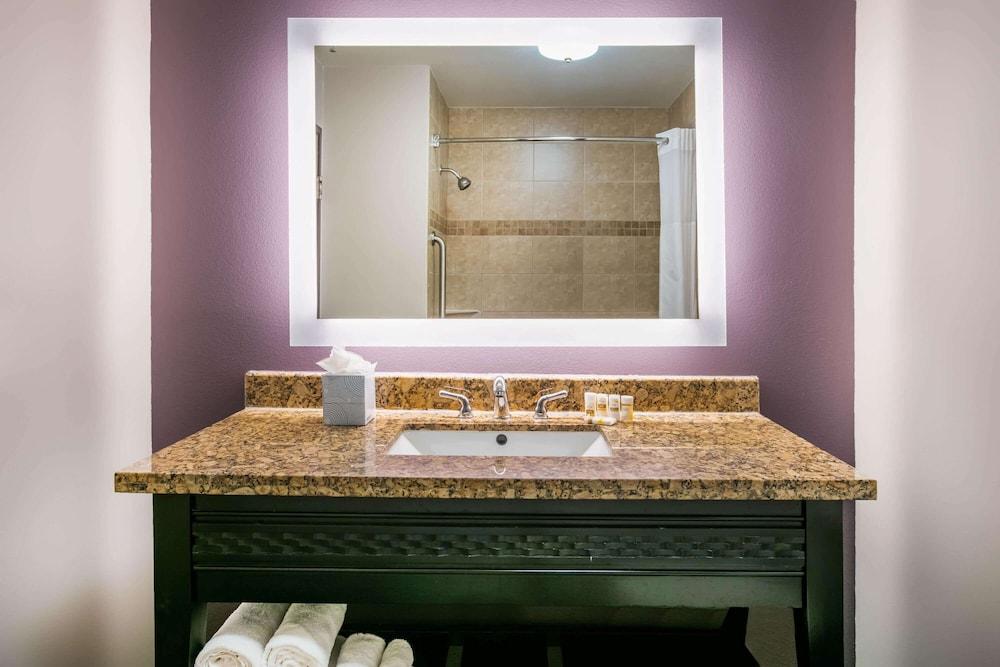 La Quinta Inn & Suites by Wyndham DFW Airport West - Euless photo 26
