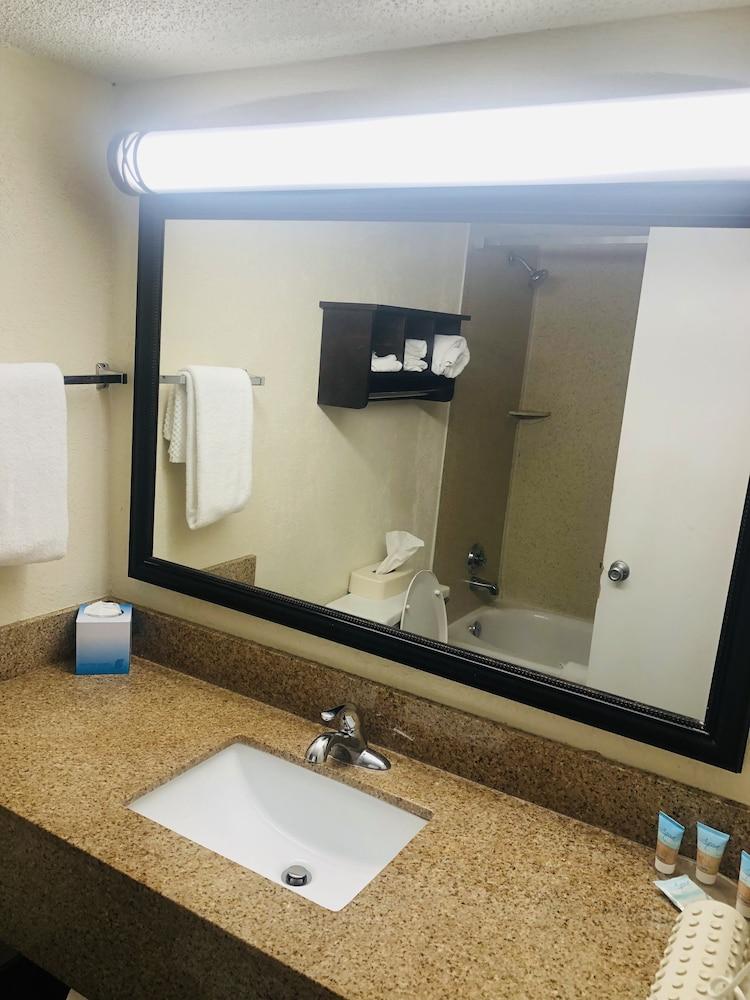 Quail Inn & Suites photo 36