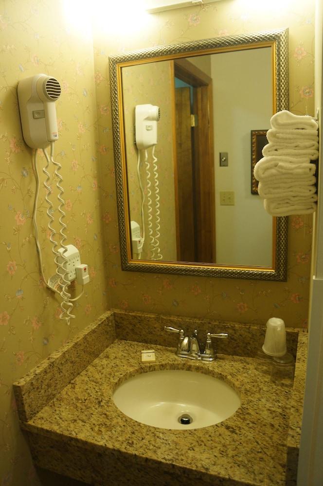 Greenbrier Inn photo 12