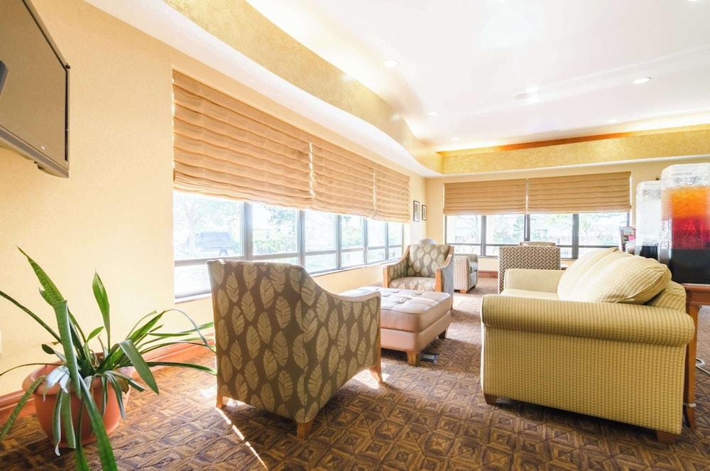 Comfort Suites Salina South photo 10