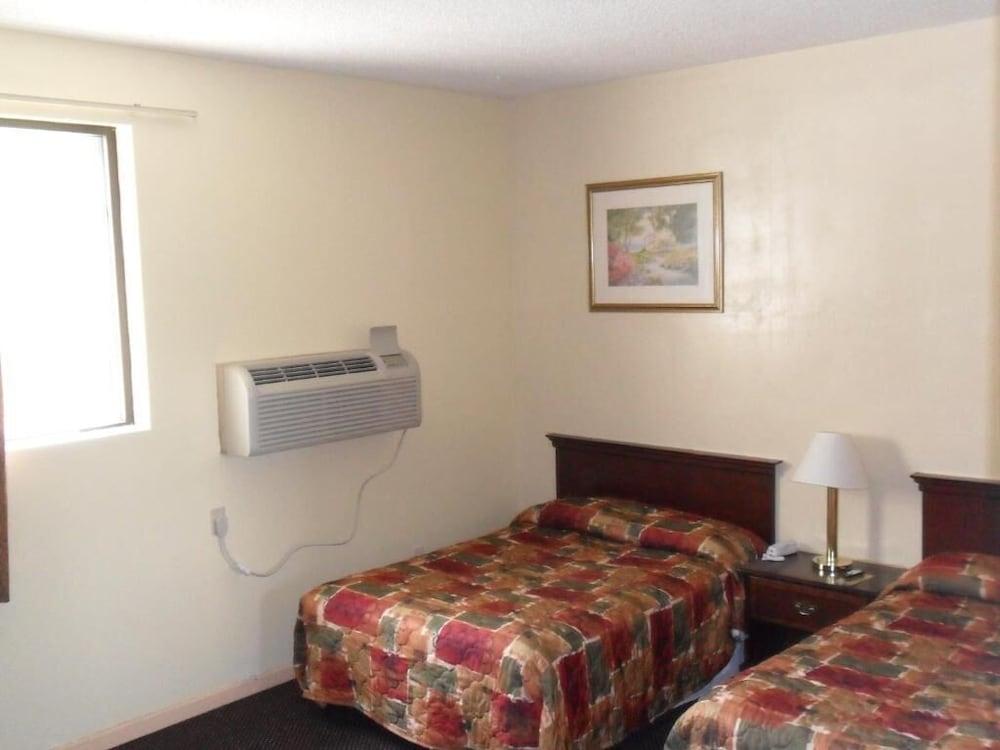 Red Carpet Inn photo 10