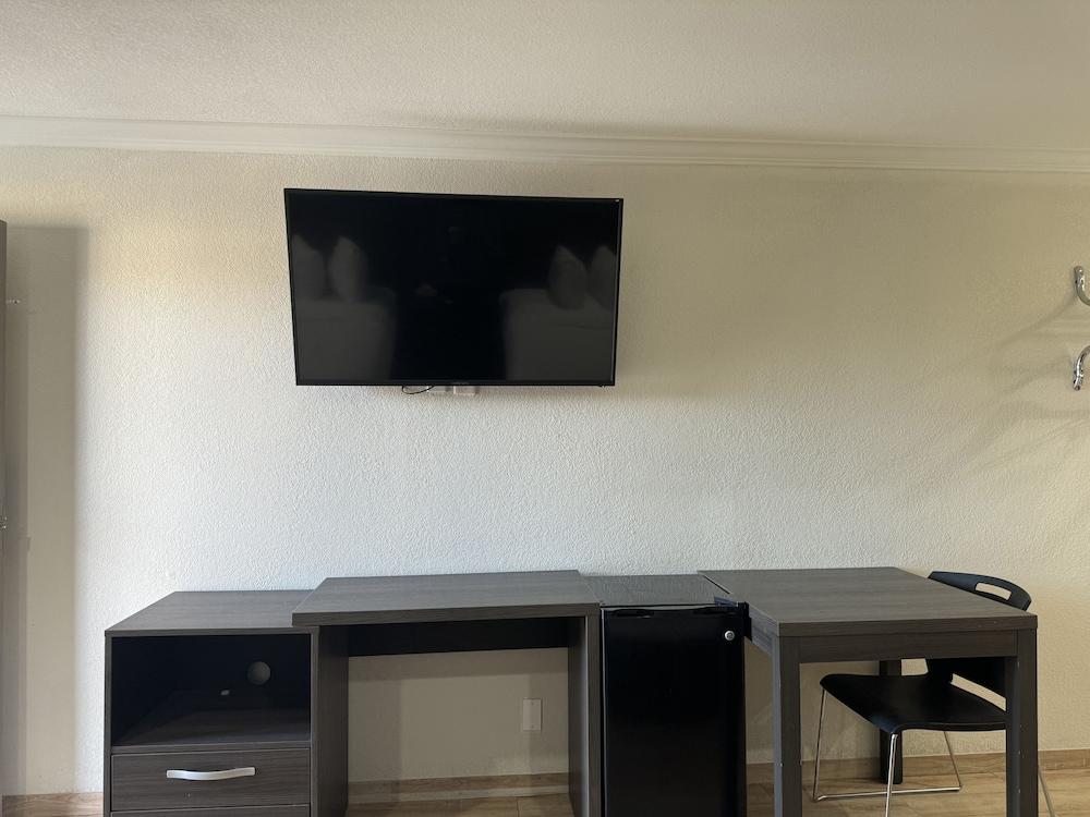 Baymont by Wyndham Bakersfield photo 8