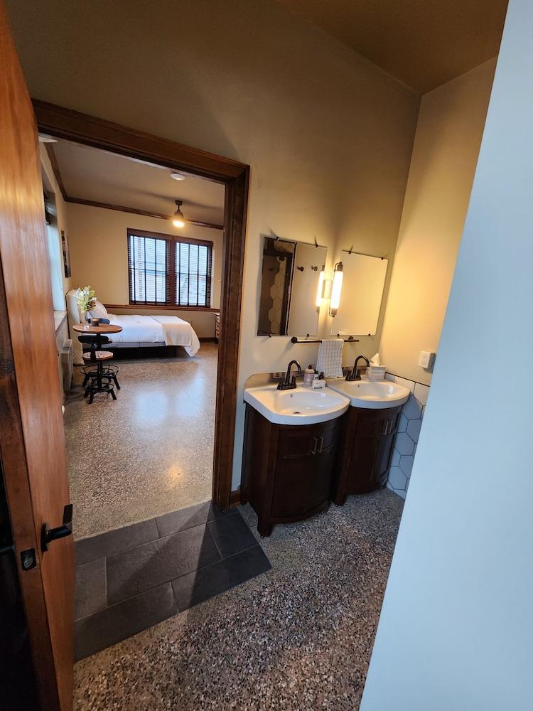 The Lodge Luxury Suites photo 34