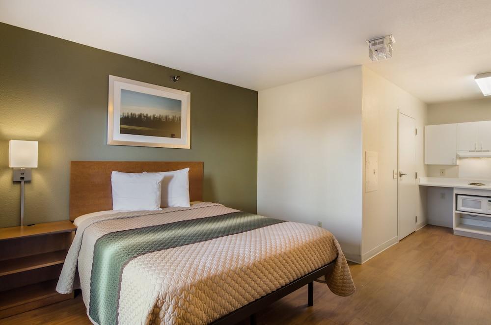 HomeTowne Studios By Red Roof Denver - Glendale/ Cherry Creek photo 14
