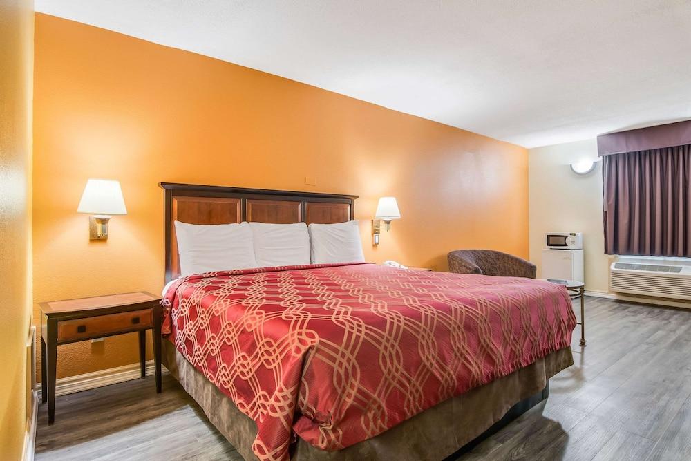 Econo Lodge At Six Flags photo 9