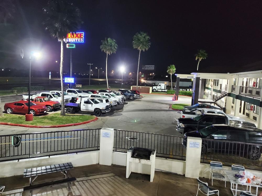 Deluxe Inn & Suites photo 45