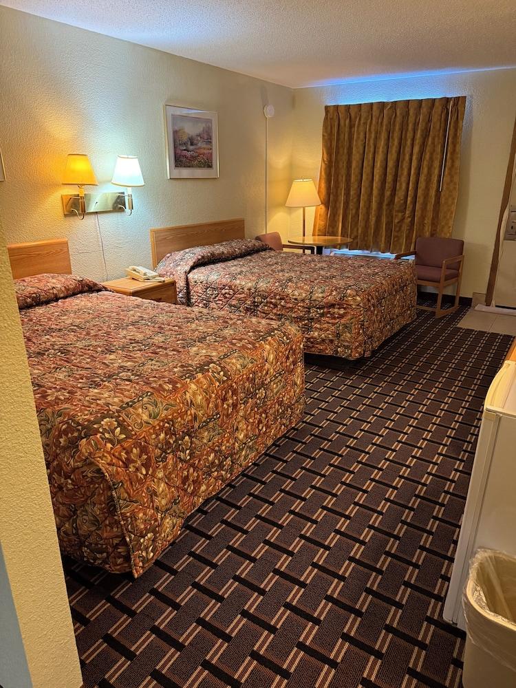 Peddlers Inn Motel photo 10
