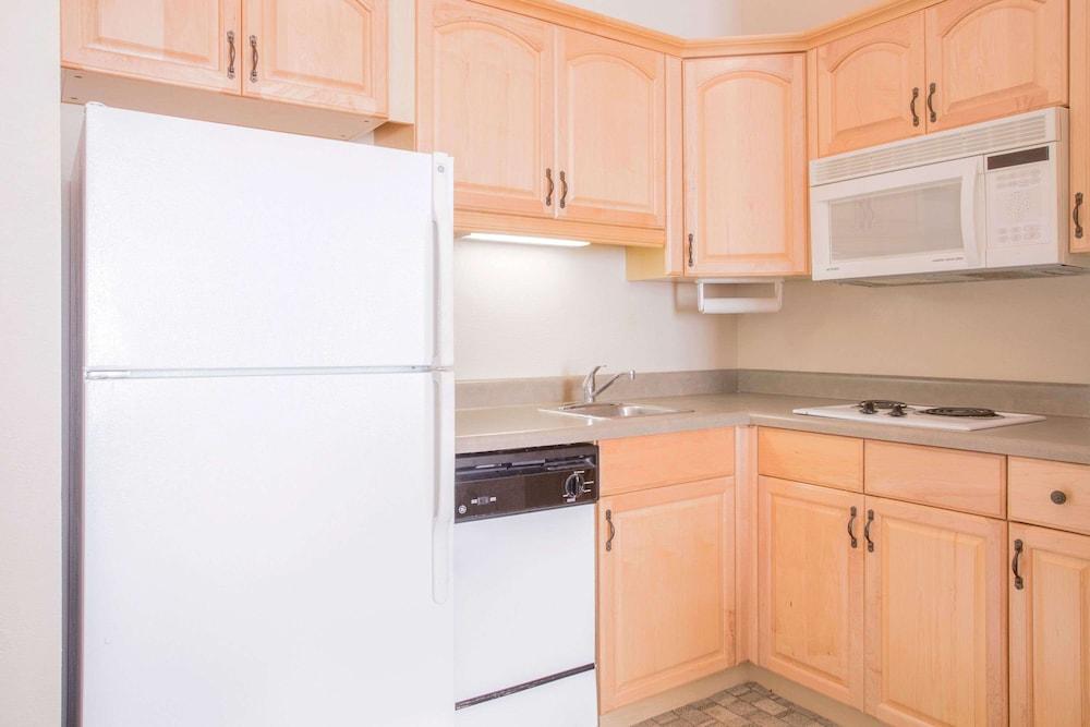 Hawthorn Extended Stay by Wyndham Conyers photo 41