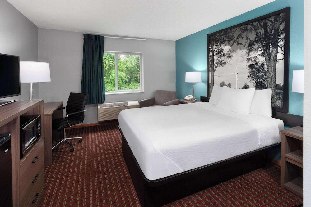 Super 8 by Wyndham McHenry/Fox Lake Area photo 7