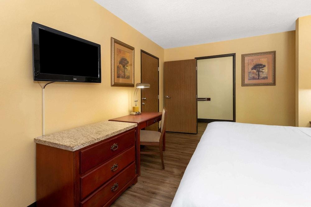 Travelodge by Wyndham Albuquerque East photo 15