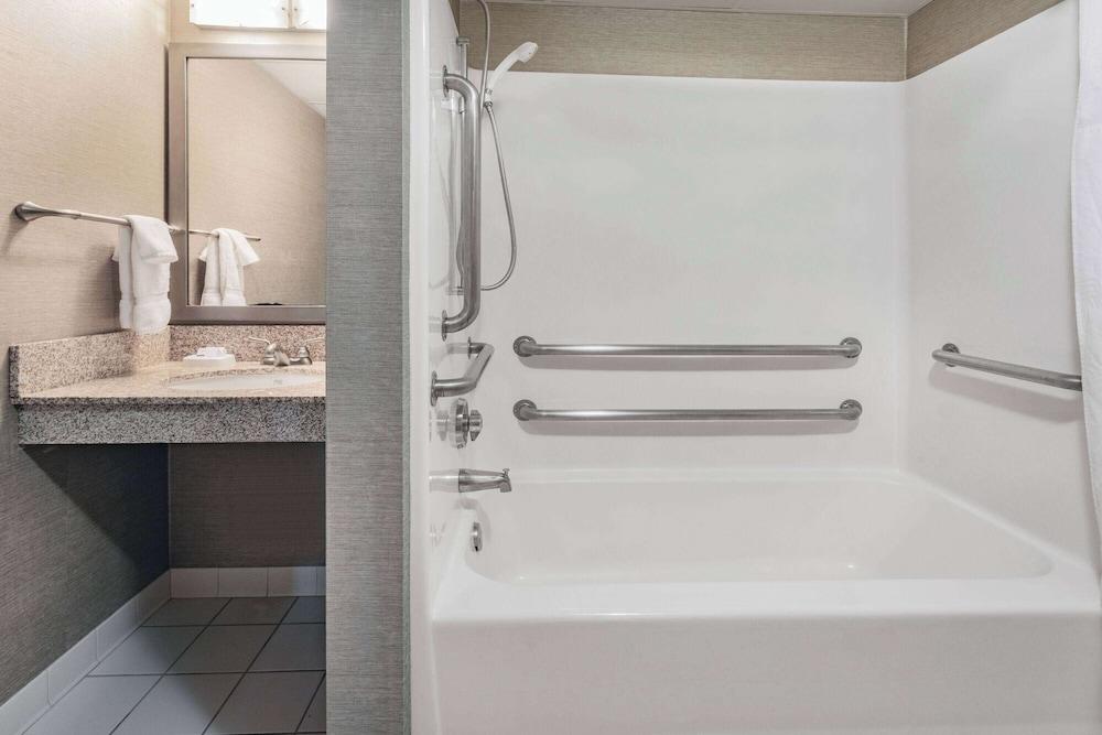 Baymont by Wyndham Brooklyn Center photo 6