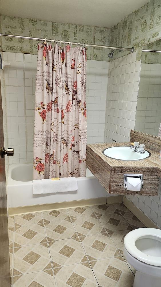 Golden Arrow Motel photo 30
