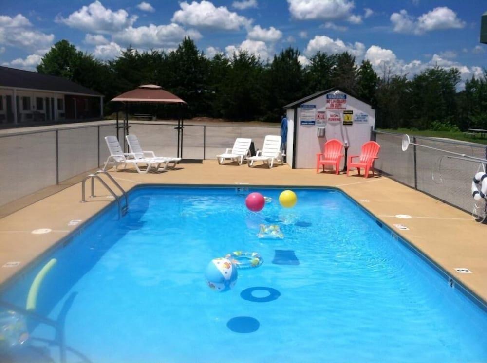 Douglas Inn & Suites photo 17