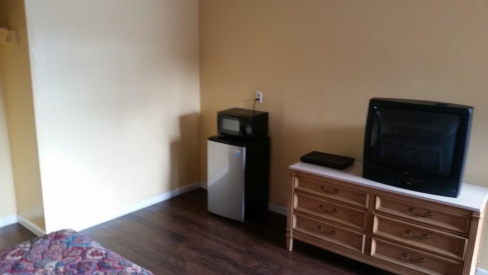 Economy Inn Antioch photo 12