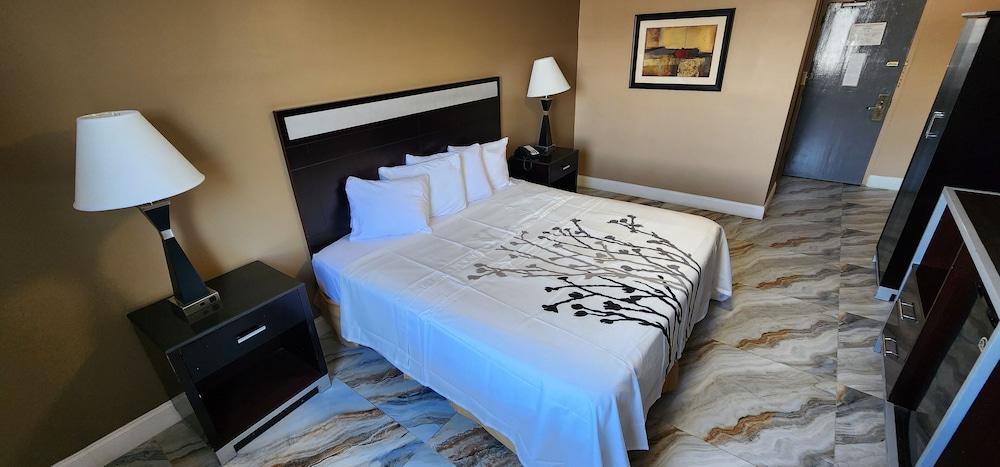 Townhouse Inn & Suites photo 2