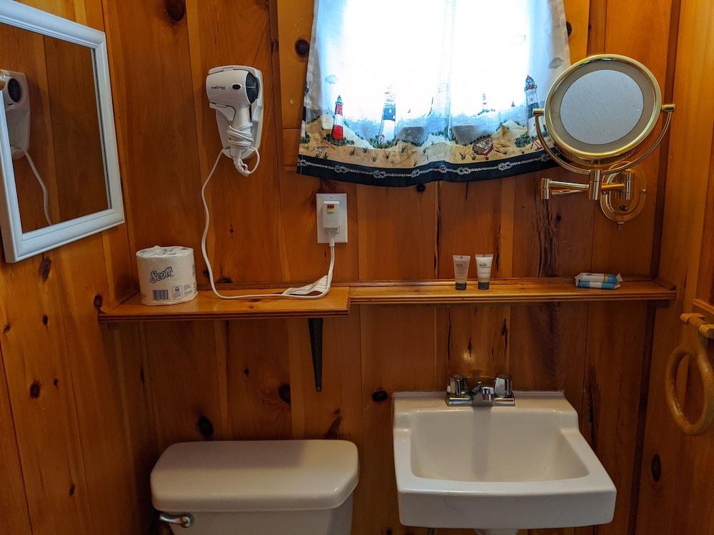 Isleview Motel and Cottages photo 50