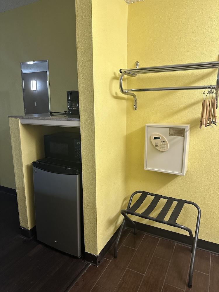 Econo Lodge Picayune photo 13