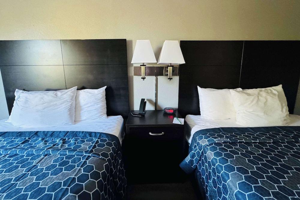 Econo Lodge Inn & Suites Centerville photo 15