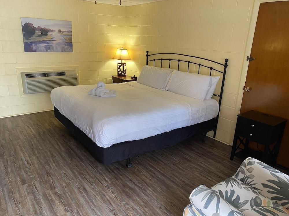 JI4, King Guest Room at the Joplin Inn at entrance to the resort by RedAwning photo 3