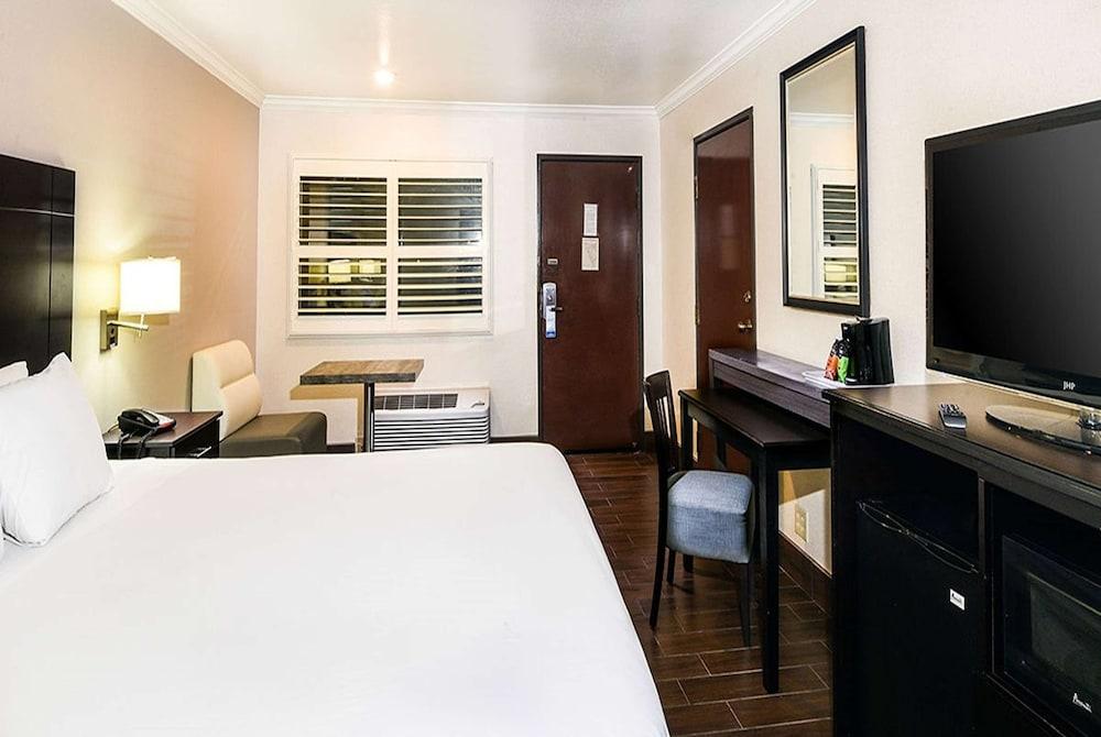 Travelodge by Wyndham Commerce Los Angeles Area photo 13