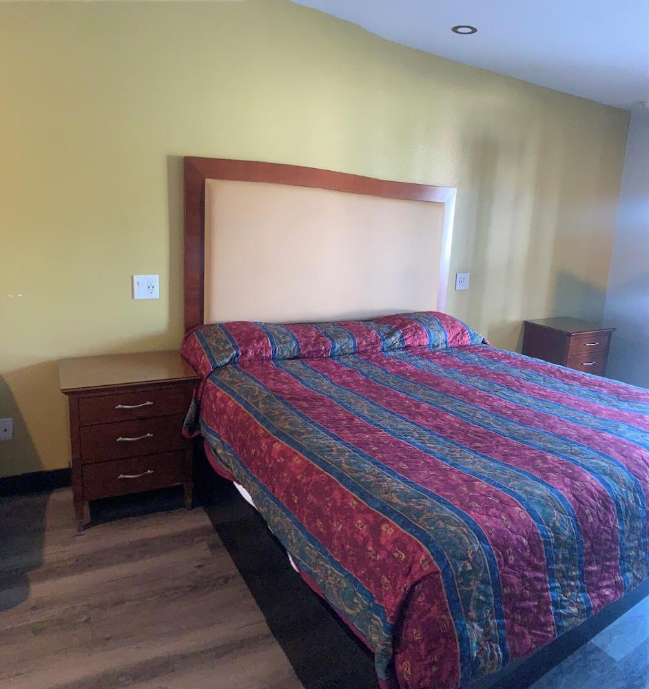 Stadium Inn & Spas photo 17