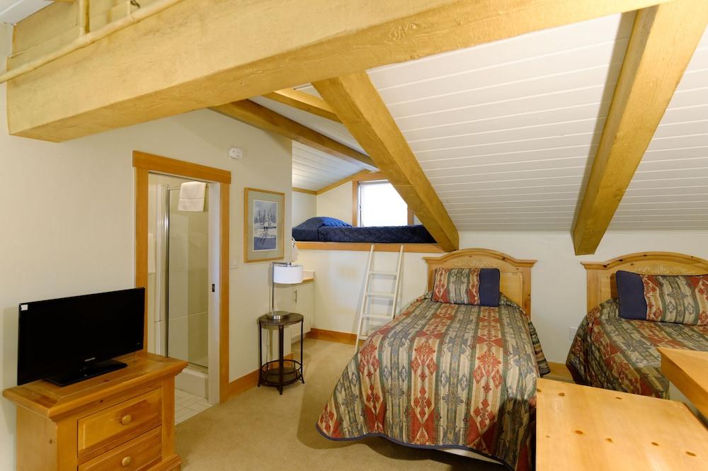 The Crestwood Condominiums photo 14