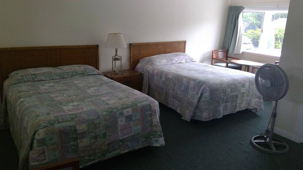 Village Green Motel photo 5