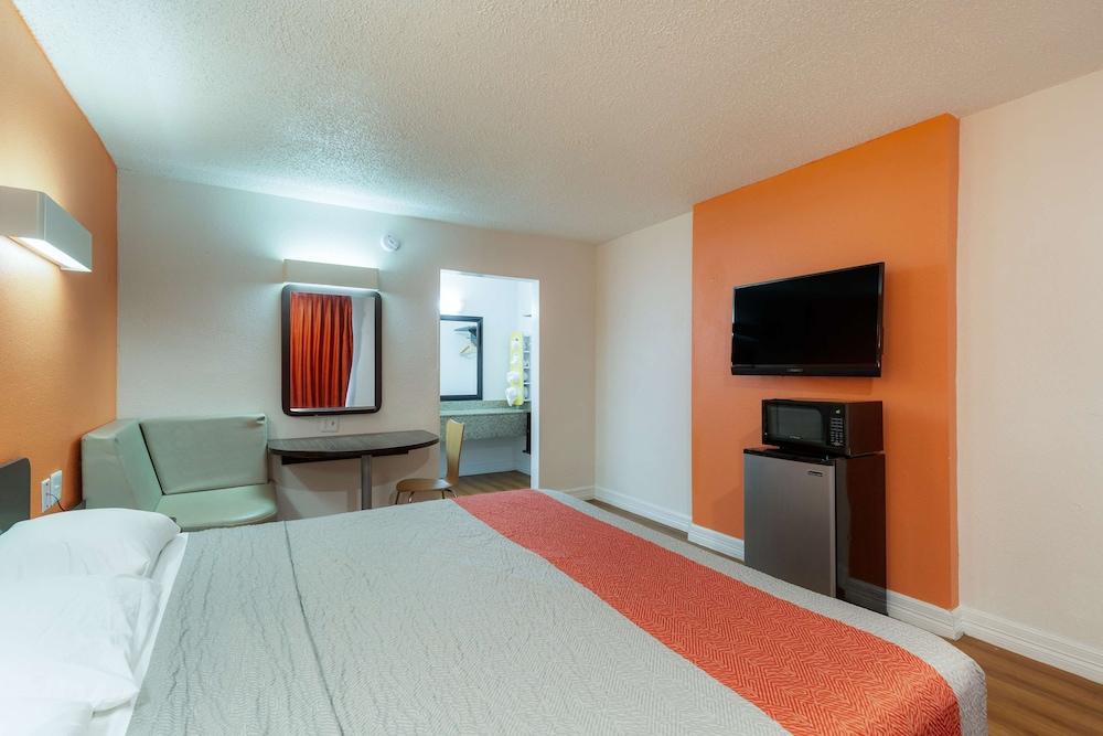 Motel 6 Houston, TX - East photo 12