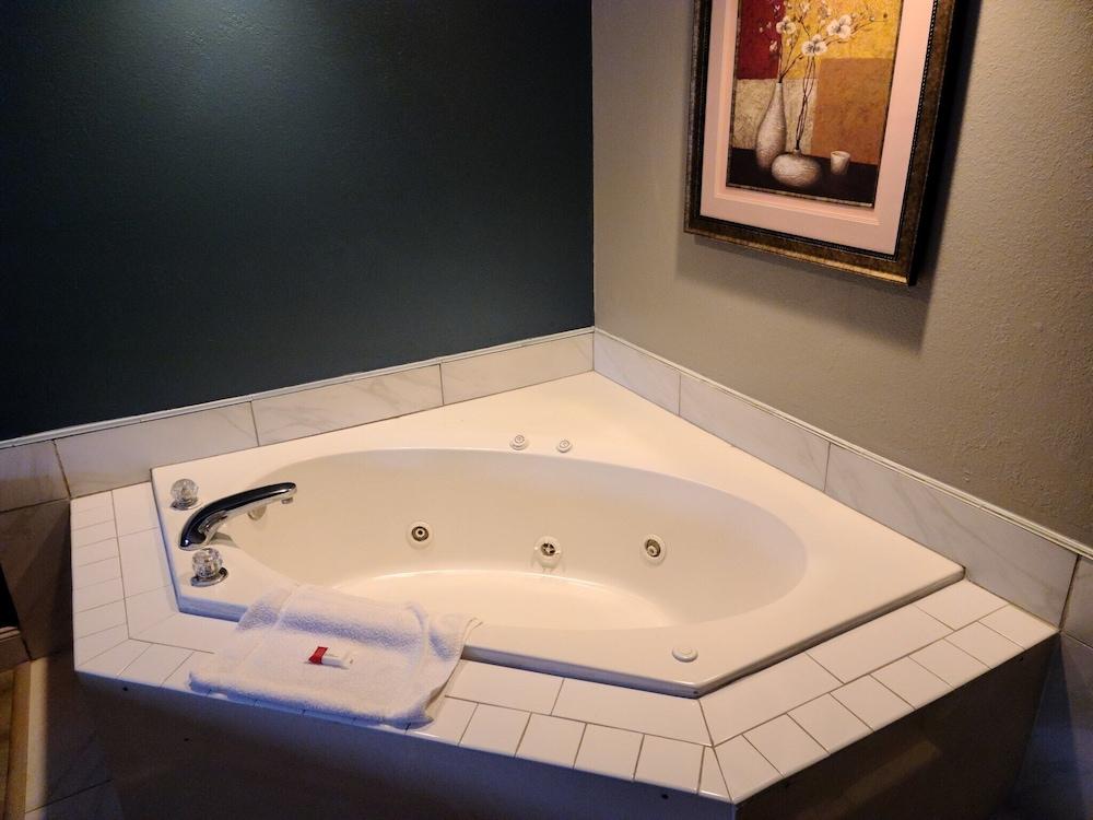 Baymont by Wyndham Marianna photo 13
