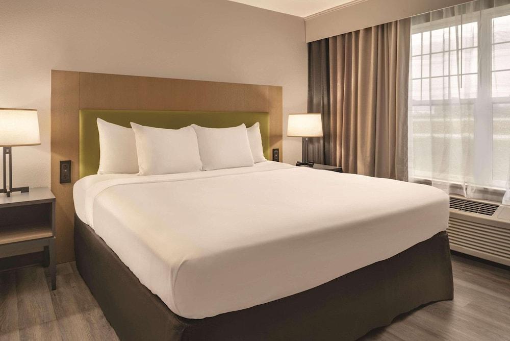 Country Inn & Suites by Radisson, Cedar Falls, IA photo 31