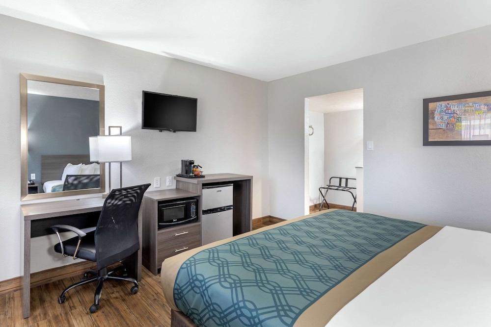 Econo Lodge Inn & Suites Socorro photo 16