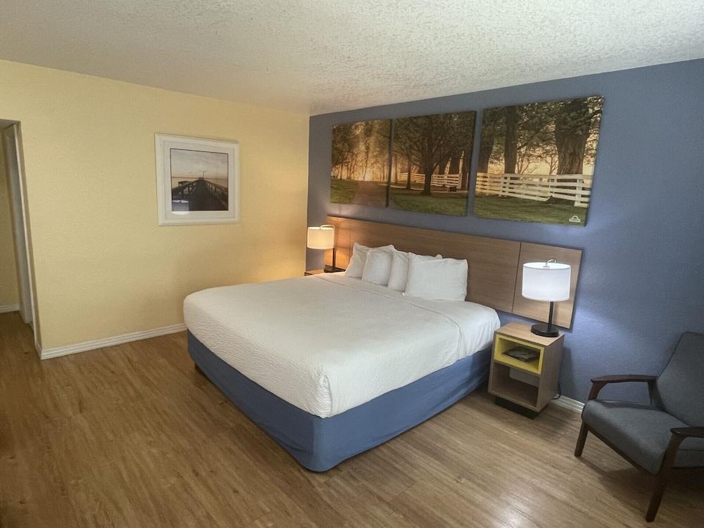 Days Inn by Wyndham Gainesville University photo 16