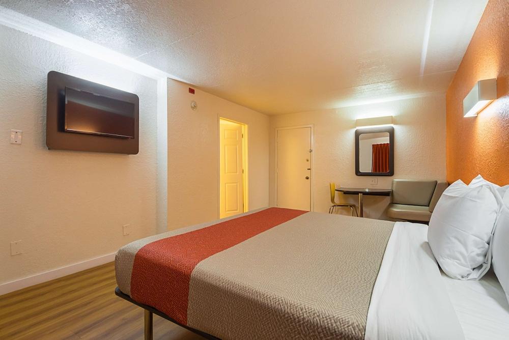 Motel 6 Garland, TX - Northeast Dallas photo 5