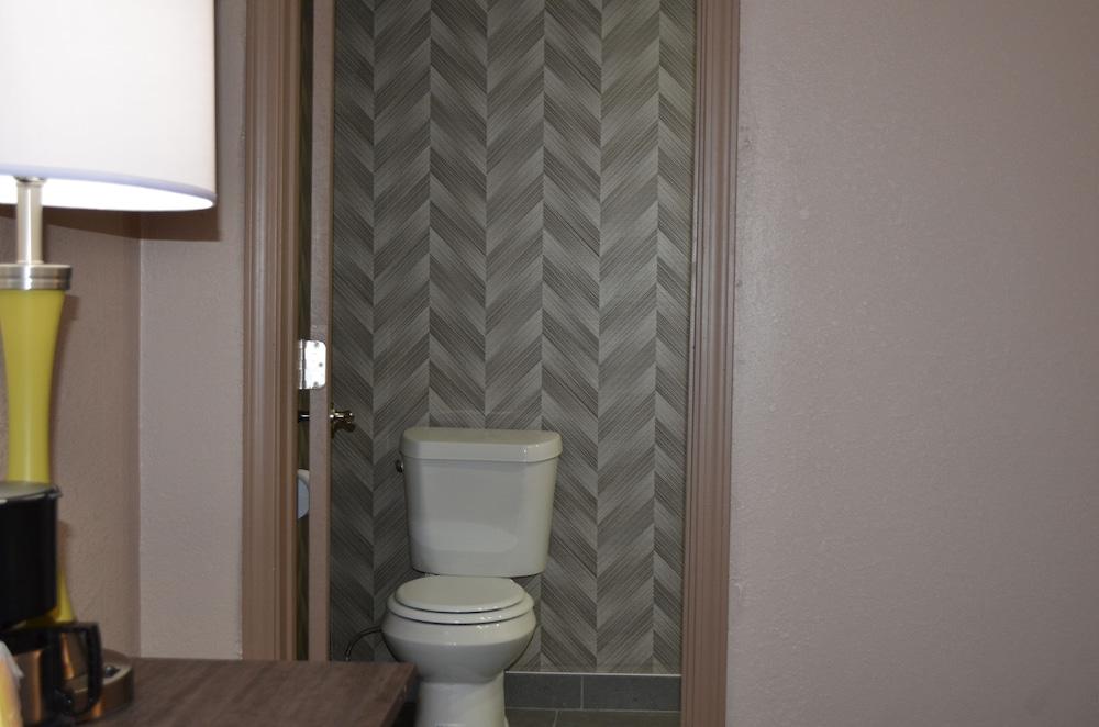 AArya Hotel By Niagara Fashion Outlets photo 22