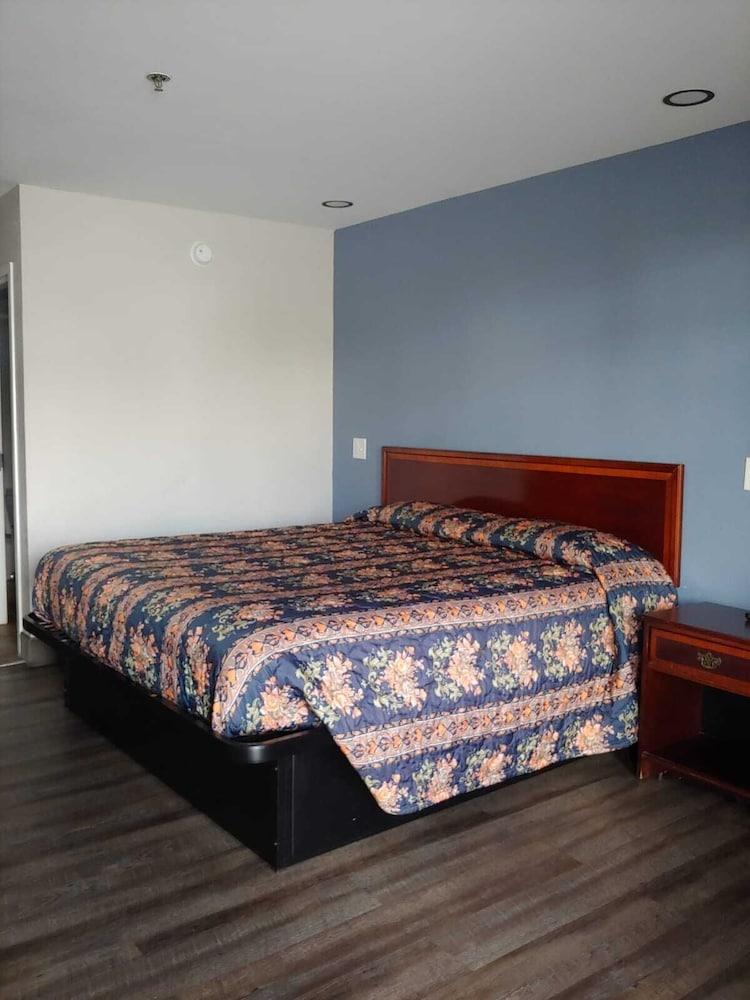 Budgetel Inn & Suites photo 3
