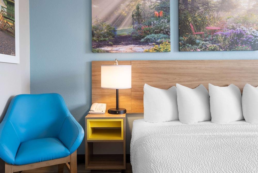 Days Inn by Wyndham Neenah photo 13